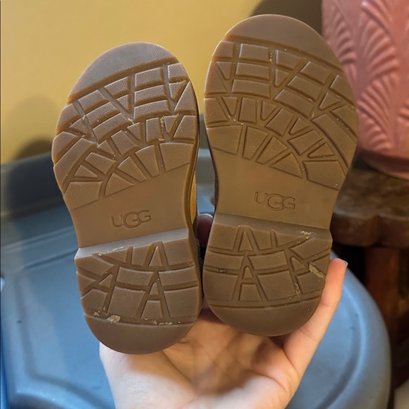 UGG Kids Tan Boots with Starry Bow - Picture 5 of 5